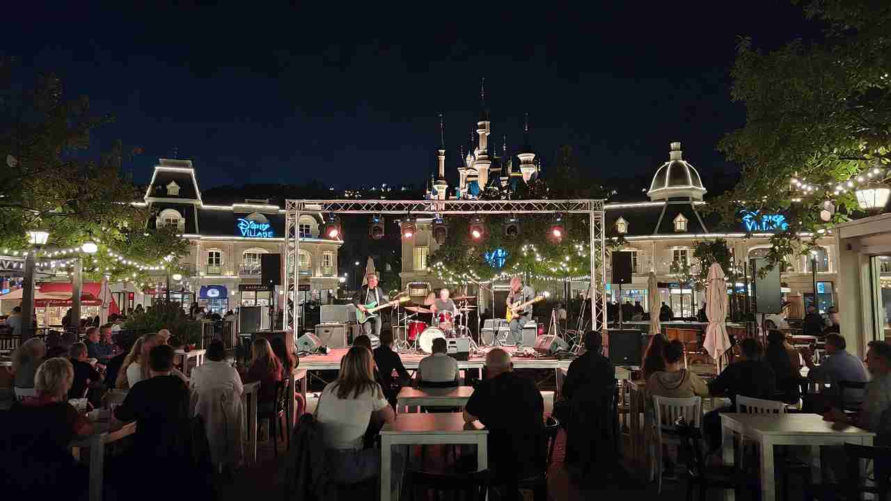 Live music performance at Disney Village Paris